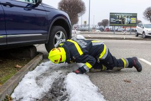Missgeschick am Baumarktparkplatz - Auto hängt fest