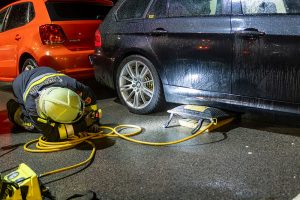 Autos verkeilten sich auf einem Parkplatz miteinander