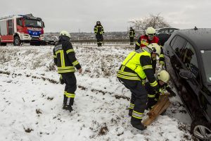 Pkw-Bergung mittels Seilwinde bei der Ortseinfahrt Gedersdorf