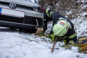 Pkw-Bergung mittels Hebekissen und Seilwinde