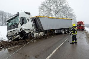 Lkw-Bergung in Emmersdorf - Fünf Stunden Einsatz nach Wintereinbruch