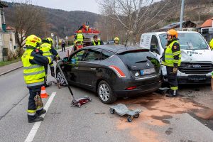 Ausweichmanöver verhindert Kollision - Pkw prallt gegen Kleinbus