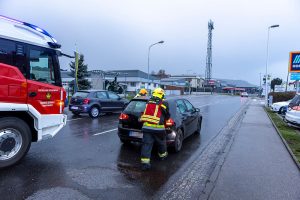 Auffahrunfall auf der B35 fordert Einsatzkräfte