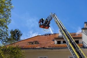 Dachstuhlbrand fordert zehn Feuerwehren - Großeinsatz in Krems-Rehberg