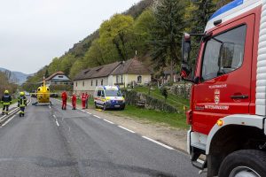 Spektakulärer Unfall in der Wachau - Ersthelfer retten Lenker aus Wrack