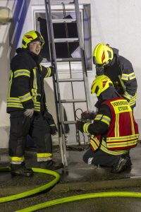 Zwei verletzte Personen bei Wohnungsbrand in Etsdorf