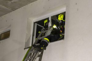 Zwei verletzte Personen bei Wohnungsbrand in Etsdorf