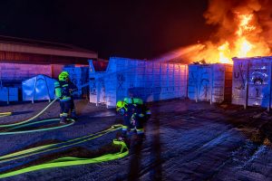 Containerbrand bei Entsorgungsbetrieb in Krems gelöscht