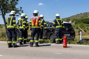 Spektakulärer Kreuzungsunfall auf der B35 - Pkw landete auf dem Dach