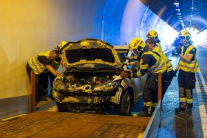 Schwere Kollision im Tunnel Dürnstein - Pkw prallte gegen Weingartentraktor