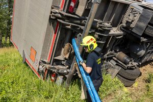 Lkw-Bergung auf der B32 - Gefahrgut-Transporter im Straßengraben umgestürzt