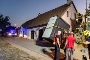 Containerbergung am Weinzierlberg - Feuerwehr unterstützt Winzer