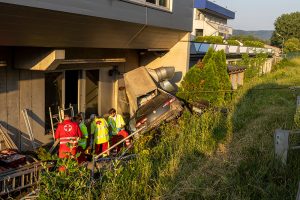 Schwerer Verkehrsunfall auf der B33 - Pkw prallt gegen Hausmauer