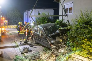 Spektakulärer Verkehrsunfall in Krems - Pkw landet in Vorgarten