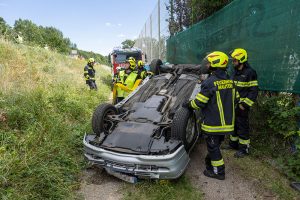 Couragierte Ersthelfer befreien Fahrzeuglenker aus seinem Pkw