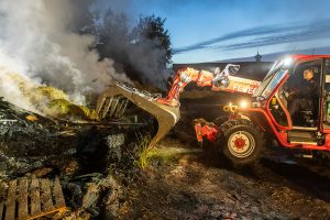 Kremser Teleskoplader bei aufwendigen Nachlöscharbeiten im Einsatz