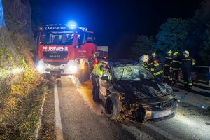 Nächtlicher Pkw-Überschlag im Kamptal - Drei Feuerwehren im Einsatz