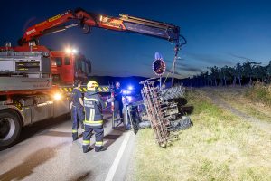 Traktor kippt über eine Böschung - Rasche Bergung auf der Limbergstraße