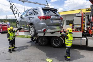 Pkw prallt gegen Anfahrschutz bei Tankstelle – Bergung mittels Kran