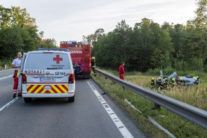 Spektakulärer Überschlag auf der B37 - Drei Feuerwehren bei Menschenrettung im Einsatz